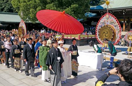PHILOSOPHISCHE FAKULTÄT Foto: flickr.com teralaser Durch die shintoistische Hochzeitszeremonie wurde ein Gegenpol zu der westlichen Eheschließung gesetzt.