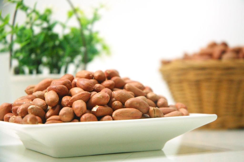 Magnesium Magnesium trägt u.a. zur normalen Funktion des Nervensystems sowie zur Verringerung von Müdigkeit bei und ist insbesondere in Nüssen, Samen oder Bitterschokolade (maßgeblich ist der Kakaogehalt) enthalten.