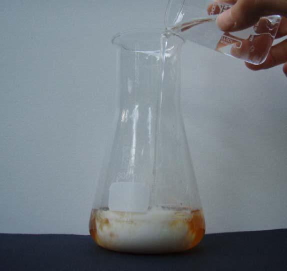 Organische Phase über wasserfreiem Natriumsulfat trocknen.