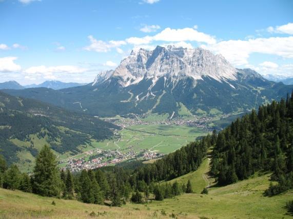 3 ½ Stunden) Umgebung Tiroler Zugspitzarena Die Zugspitz Arena ist eine Region, wie sie Tirolerischer nicht sein könnte. Urige Dörfer, traumhafte Gipfel, herzliche Gastgeber.