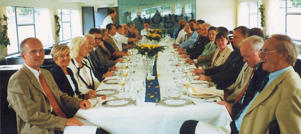 Schon über 170-mal: der Frankfurter Mittagstisch Mitten im Zeitgeschehen Der Hessische Ministerpräsident Roland Koch war Ehrengast des 168. Lions-Mittagstischs am 5. September 2001.