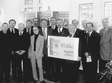Eine Region zieht mit Einen Scheck über 10 000 Euro für das Friedensdorf International in Oberhausen überreichten Vertreter der Lions Clubs symbolisch an Wiesbadens Oberbürgermeister Hildebrand Diehl.