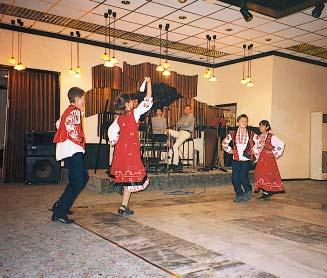 senden Zuhörer. Dann die feierliche Charter des Damenclubs Burgas-Flora. Die Grüße des deutschen Patenclubs überbrachte RCH Hans-Peter Fischer.
