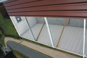 Garagen in Stahlelement-Systembauweise werden in einzelnen Elementen angeliefert, die vor Ort zusammengesetzt werden.