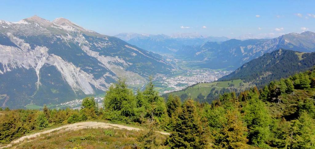 Rundreiseticket: Dreibündenstein Panoramaweg 1000 Meter über der Alpenstadt beginnt eine unvergleichlich schöne Panoramawanderung.