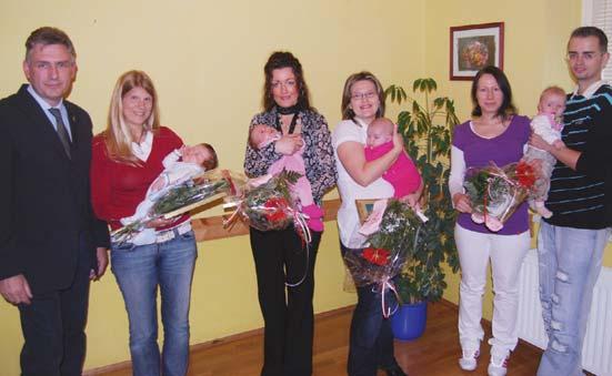 Im Mai überreichte Ortsbürgermeister Horst Blume die lila Scheine an die Eltern von Finley Priesing, Greta Kotte, Madleen Hinz, Lilly Charleen Wolf und Nick Kauffung.