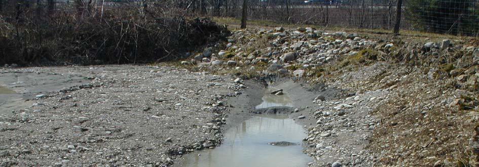 Bild 3: Schmaler Sickerwassergraben auf Lehmpackung am