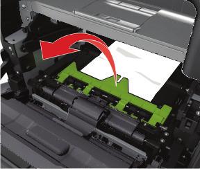 5. Heben Sie die grüne Klappe vorne am Drucker an. 6.