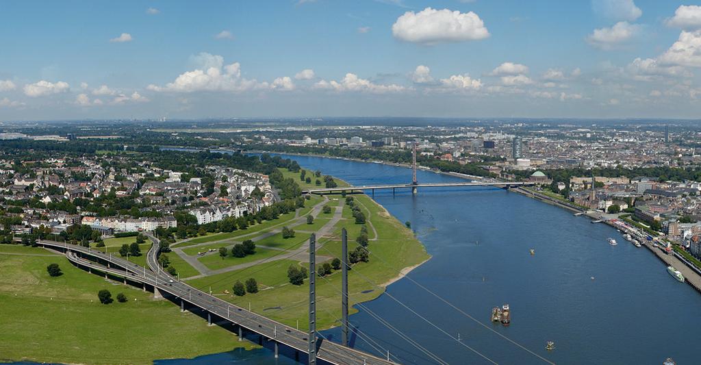 Hier wird gute Arbeit gemacht. Die Stadtverwaltung Düsseldorf. Düsseldorf wird wegen ihrer vielen Grünanlagen, Parks und naturnahen Freiflächen häufig als Gartenstadt bezeichnet.