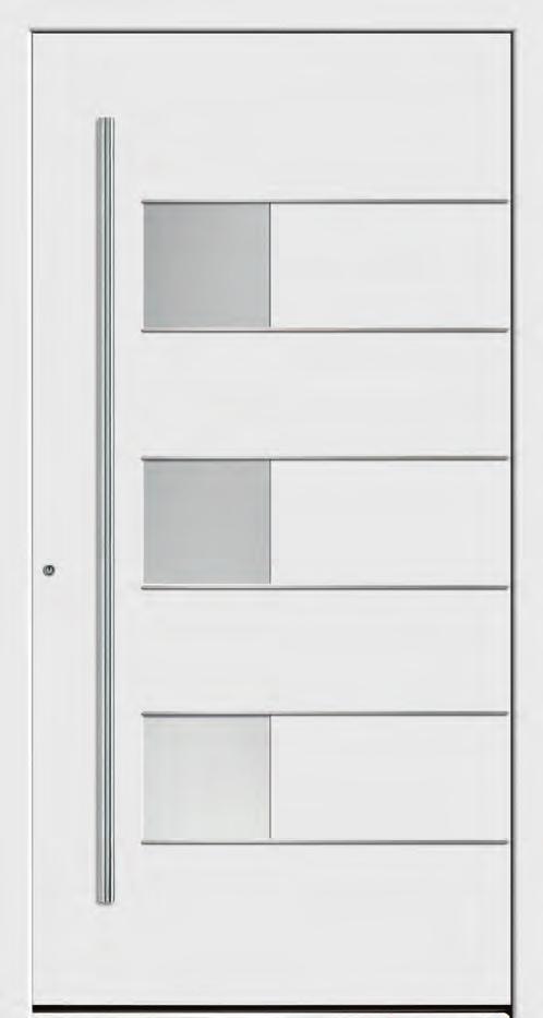 Sanft mattierte Lisenen aus Edelstahl nehmen Bezug auf die Gestaltung der Haustür und führen diese auf besonders edle Weise fort.