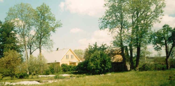 21 Oti talu remonditud elumaja. Pildistatud 2004.a. Oti talu vana taluhoone müüridele ehitatud kõrvalhoone. Pildistatud 2004.a. Pinna talu nr.