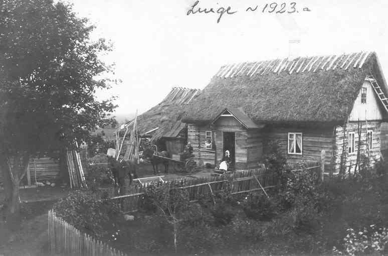 27 Luige talu vastvalminud eluhoone aastal 1923 koos pererahvaga. Maja otsas näha vana, veel lammutamata laut. 1939.