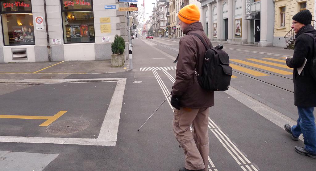 117 Merkblatt Trottoirüberfahrt >> Bauliche Anforderungen und Markierung Inhalt Das Merkblatt 17/10 «Trottoirüberfahrt» erläutert die baulichen Anforderungen und Markierungen an Trottoirs, die über