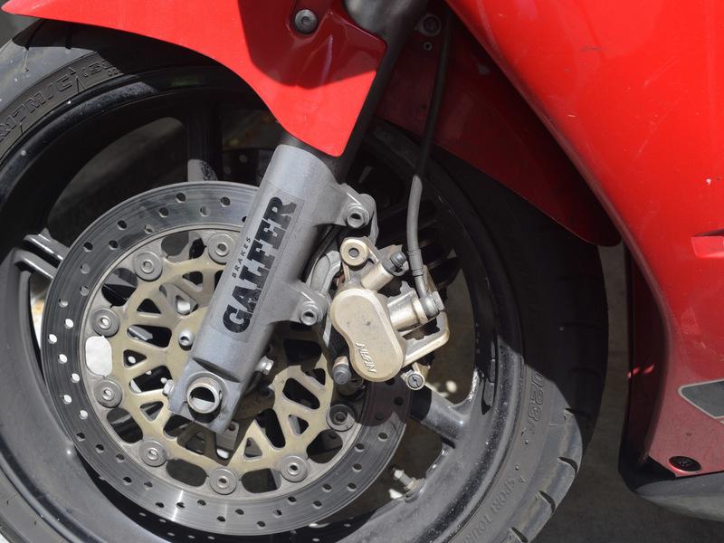 Bevor das Motorrad fahren, stellen Sie sicher, dass die Vorderradbremse zu pumpen, bis der Hebel fest wird.