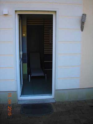 Bedienelemente und Technik Duschbereich der Sauna Zugang Der Sanitärraum gehört zu: Sauna Tür öffnet nach außen.