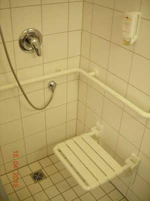 305 WC Unterfahrbarkeit des Waschbeckens Ebenerdige Dusche Duschsitz Zugang Der Sanitärraum gehört zu: Zimmer Nr.