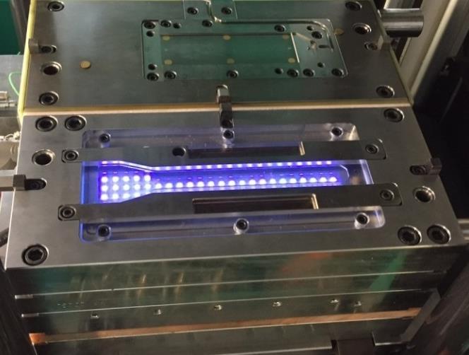 Verarbeitung von UV-vernetzenden Flüssigsilikonkautschuken Verarbeitung von UV-vernetzenden Flüssigsilikonkautschuken im Mehrkomponentenspritzguss durch innovative Werkzeugtechnik im