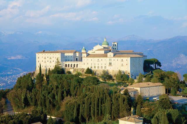 Monte Cassino Benediktiner Kloster Original nach dem Krieg wieder aufgebaut Es leben dort noch ein paar Mönche Schöne Aussicht auf die Umgebung Viele Soldatenfriedhöfe