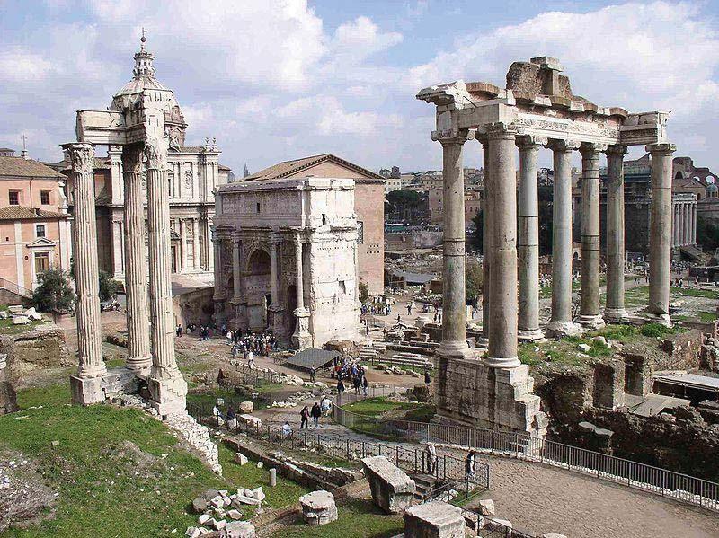 Forum Romanum Das Forum Romanum war der Mittelpunkt des römischen Lebens. Heute ein Ausgrabungsort mitten in Rom. In der Nähe vom Kolosseum.