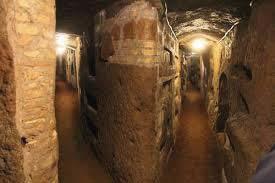 Die Katakomben Die Domitilla Katakombe ist das größte System von unterirdischen Gräbern in der