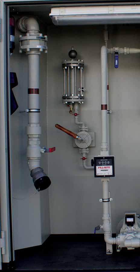 Ausrüstung a) Befüllsystem DN 80 mit DDC-Trockenkupplung (TODO-Vaterteil) und Schutzkappe, sowie Kugelhahn und