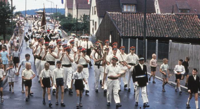 Schützenfest 1964: Von 1962-1964 spielte das Trommler- Corps Gut-Klang aus Dortmund-Kirchlinde in Alme.