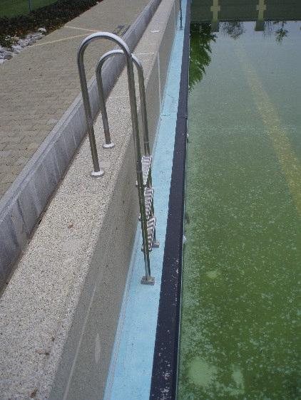 Das aufbereitete Wasser wird über Düsenleitungen in einem vorbetonierter Sockel in das Becken geführt.