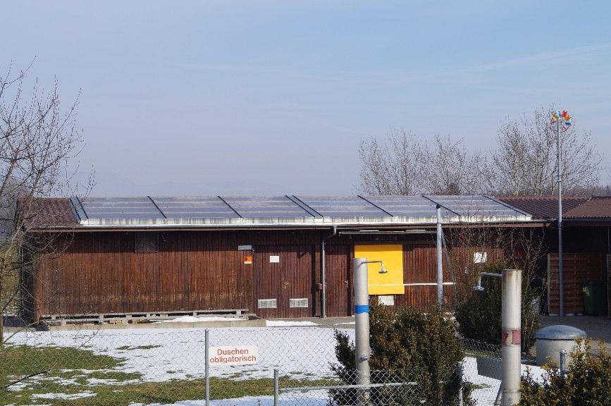 Solaranlage Im Frühjahr 2000 wurde die Solaranlage in der Badi in Betrieb genommen. Das Projekt Solaranlage wurde in Zusammenarbeit mit der Schule Fraubrunnen erstellt.
