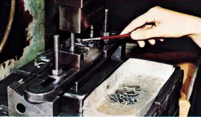 Stellt die Verwendung von Einlegewerkzeugen 12. (z. B. Magnetgreifer) allein eine Handschutzvorkehrung dar?
