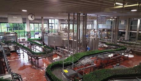 // KREISVEREINE Friesisch herb: Die Abfüllhalle des Friesischen Brauhauses in Jever pe (die wiederum ein Teil des Oetker-Konzerns ist). Heute hat die Brauerei ca.