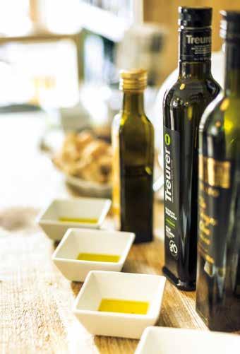 ner Mitarbeiter und genießen die Auswahl an feinen Produkten. Dabei stehen zuerst die 1-a-Olivenöle im Mittelpunkt.