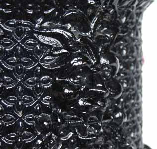 2003-4/324 Kleine Vase mit Masken, Rauten-Muster und Perlen ein Teufel hält mit den Zähnen eine Stange mit Kugeln opak-schwarzes Pressglas, an dünnen
