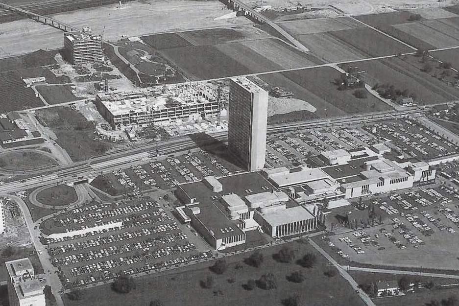 Eine Vision wird Wirklichkeit Gestern Isoliert am Dorfrand des bäuerlich geprägten Spreitenbach öffnet Anfang der 1970er-Jahre das Shoppingcenter.