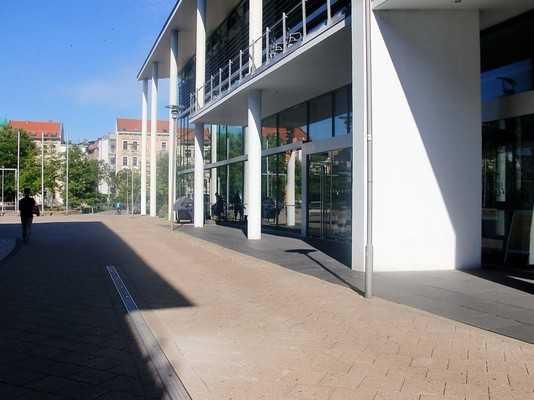 Eingangsbereich Händel-Halle Eingangstüren Das Ziel des Weges ist nicht in