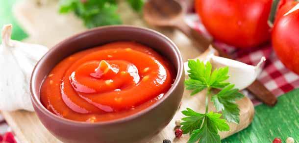 Ketchup : 1. Tomaten schälen und Zwiebeln in große Stückchen schneiden. Knoblauchzehe schälen und halbieren. Die getrockneten Aprikosen abwaschen. 2.