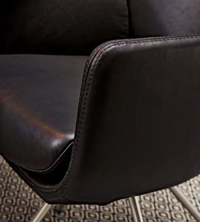 Die einladend geformten Stühle sind mit hochwertigem schwarzem Leder bezogen.
