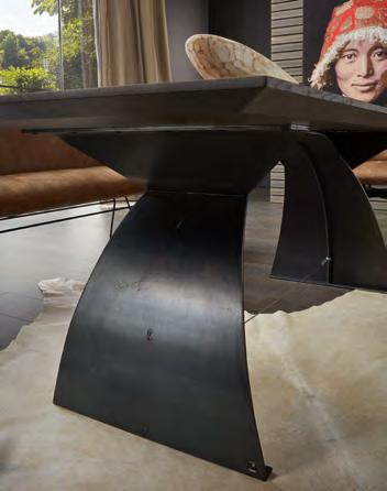 Der extravagante Tisch WK 852 mit seinem kunstvoll geschwungenen Untergestell zieht die Blicke auf sich die