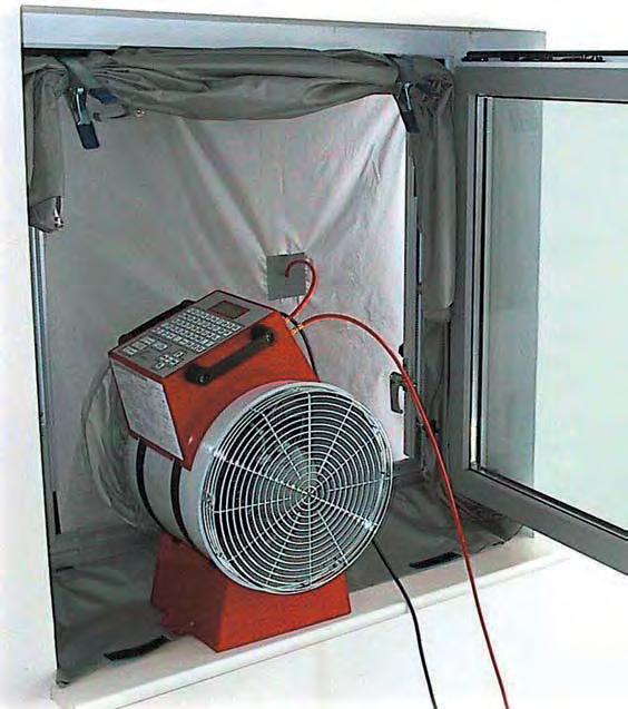 Dafür gibt es gute Gründe: Bauphysikalische Sicherheit Entweicht warme, feuchtebeladene Raumluft durch die Gebäudehülle nach außen, kondensiert ein Teil der Luftfeuchtigkeit.
