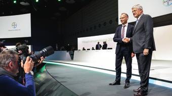 35 Bayer-Hauptversammlung in Bonn: Nach dem Handshake für die Presse zwischen Bayer-Chef Werner Baumann (l.