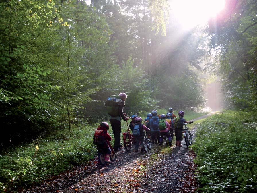 Fahrradfahrergruppe aus dem Waldkindergarten in Cremlingen, Quelle: Patrizia Brecht HANDLUNGSFELDZIEL 4: STÄRKUNG DES RADVERKEHRS UND DER E-MOBILITÄT Das Radfahren wird immer stärker als