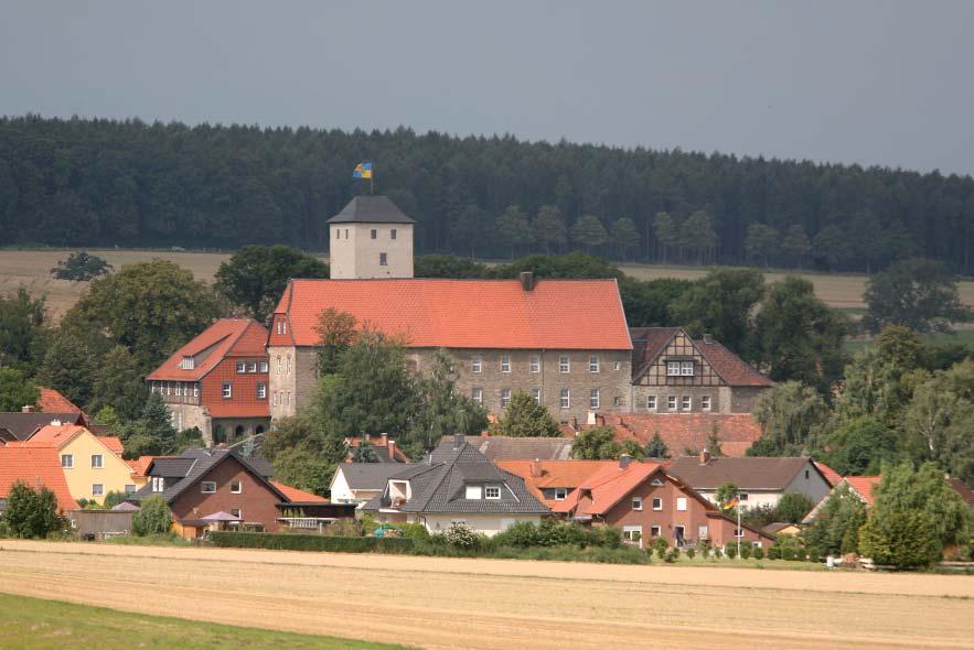 Burg Warberg mit dem Elm im Hintergrund, Quelle: Samtgemeinde Nord-Elm 6.4.