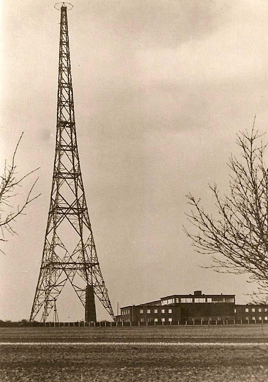 Holzsender mit Sendergebäude und Kühlturm 1935 (Quelle: Stadtarchiv Mühlacker) Anlässlich der Machtübernahme durch die Nationalsozialisten fand beim Sendergebäude die Übertragung einer Kundgebung