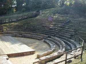 Dalheim - Theater Objektbeschreibung: Römisches Theater, Teil des Vicus Ricciacus, wichtiger Knotenpunkt an der ehemaligen Römerstrasse von Lyon