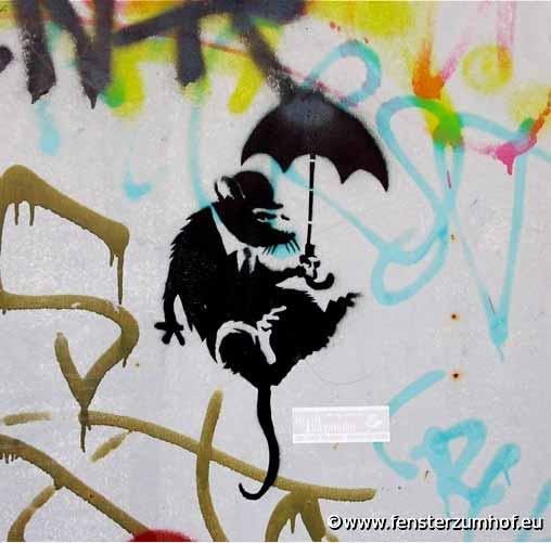 Stencil Streetart von Banksy an der S-Bahn in der