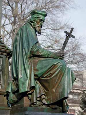 Hus war Prediger und Universitätslehrer in Prag und verbreitete die Gedanken John Wyclifs, dessen Werke seit 1390 an der Universität im Umlauf waren und auf breite Zustimmung stießen.
