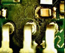 Was Elektromigration Unter Feuchtebelastung ist die häufigste Ausfallursache bei elektronischen Flachbaugruppen durch Elektromigration bedingt.