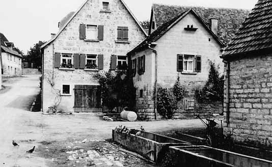 32 Erika Summ: Lammzeit In der Dorfmitte von Stachenhausen wurden die Pferde getränkt. Von hier trugen meine Eltern 1921 das Wasser den Berg zu uns herauf. frieden in der zuvor erneuerten Streu.