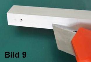 cm lange Stücke zerschnitten. Die beim Sägen/Schneiden entstehenden Grate müssen danach mit Hilfe eines Cutter- Messers sorgfältig entfernt werden (Bild 9).