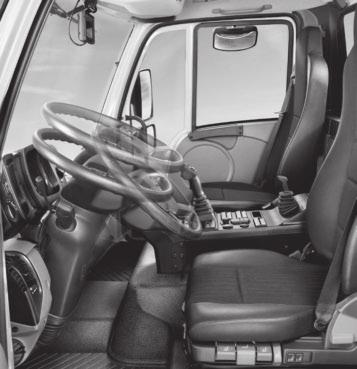 neigungsverstellbar, Rückenlehne verstellbar mit integrierten -Punkt-Sicherheitsgurten Türverkleidung mit Armlehne und Flaschenhalter Innenbeleuchtung mit Leseleuchten für Fahrer und Beifahrer