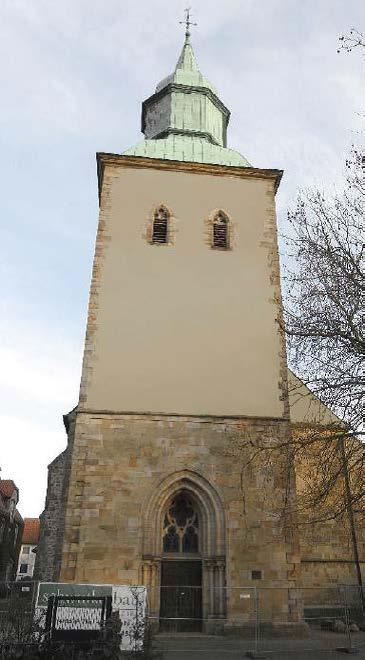Der obere Teil, etwa zwei Drittel des Turmes, besteht aus kleinteiligem Sandstein welcher in besonderem Maße geschädigt ist. Dieser Teil des Kirchturmes ist in früheren Jahrhunderten verputzt gewesen.